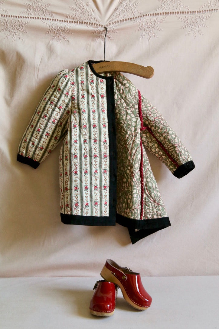 Coat dress wallpaper khaki and its scarf