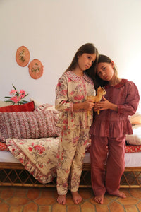 Le pyjama brodé rouge chambray