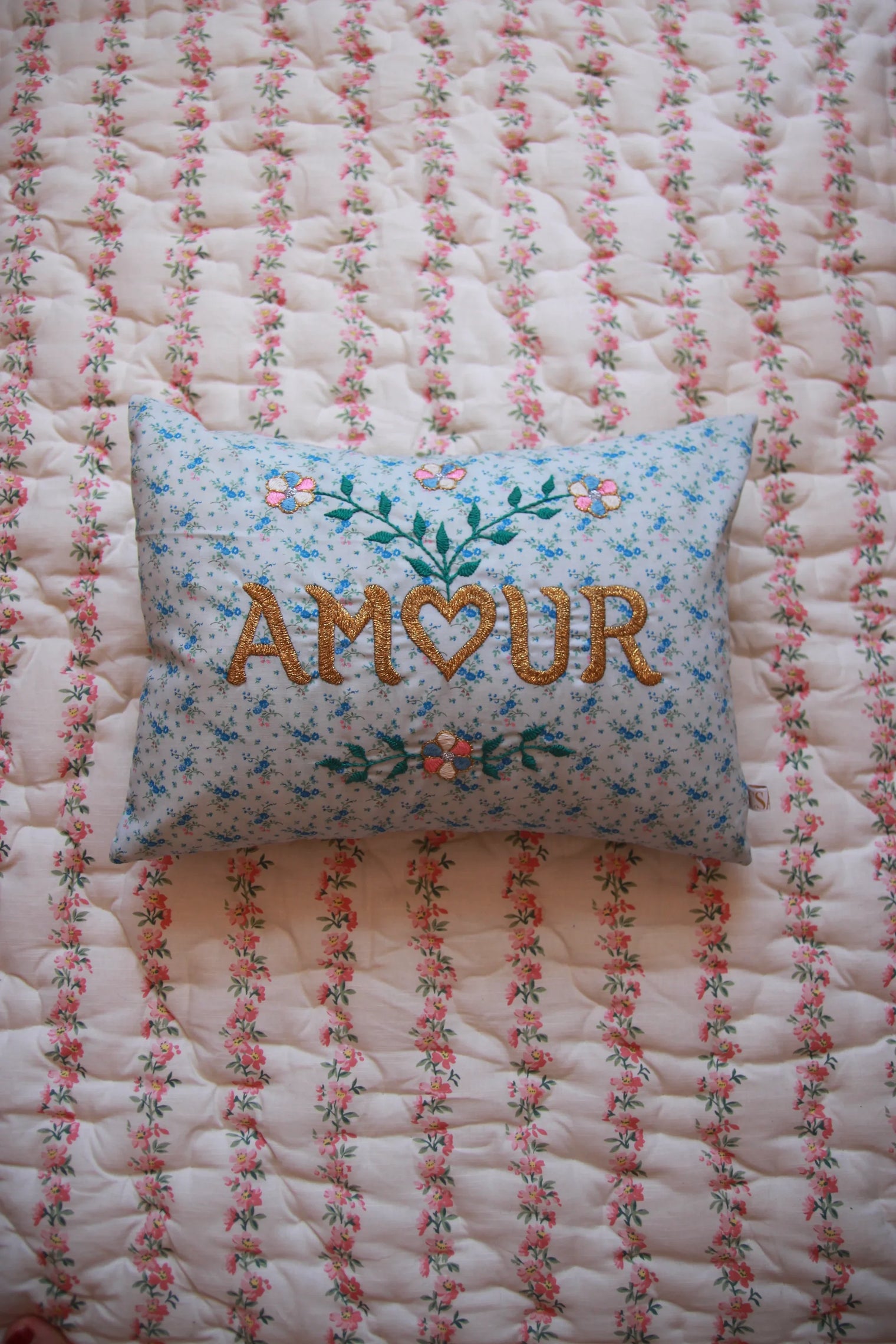 Embroidered cushion CSAO 29