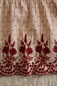 Robe rayée brodée