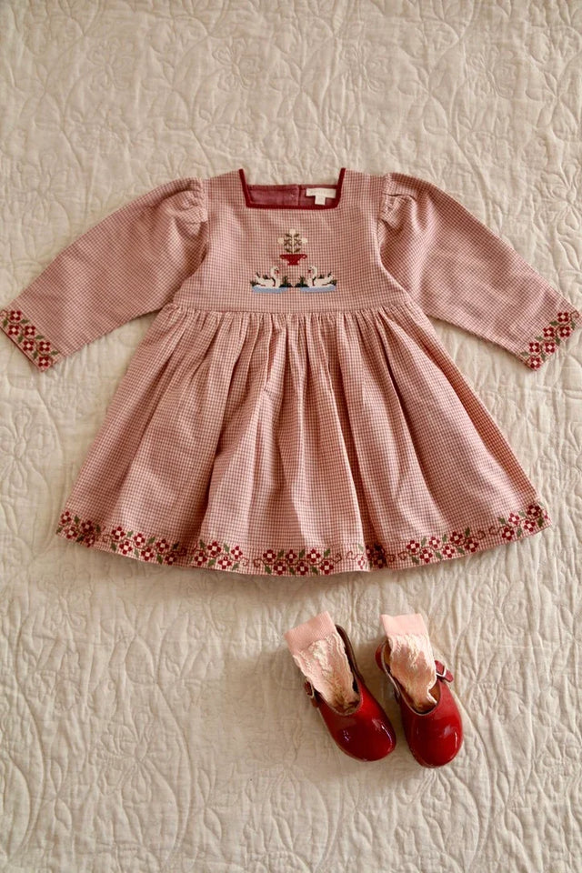 Robe brodée les cygnes