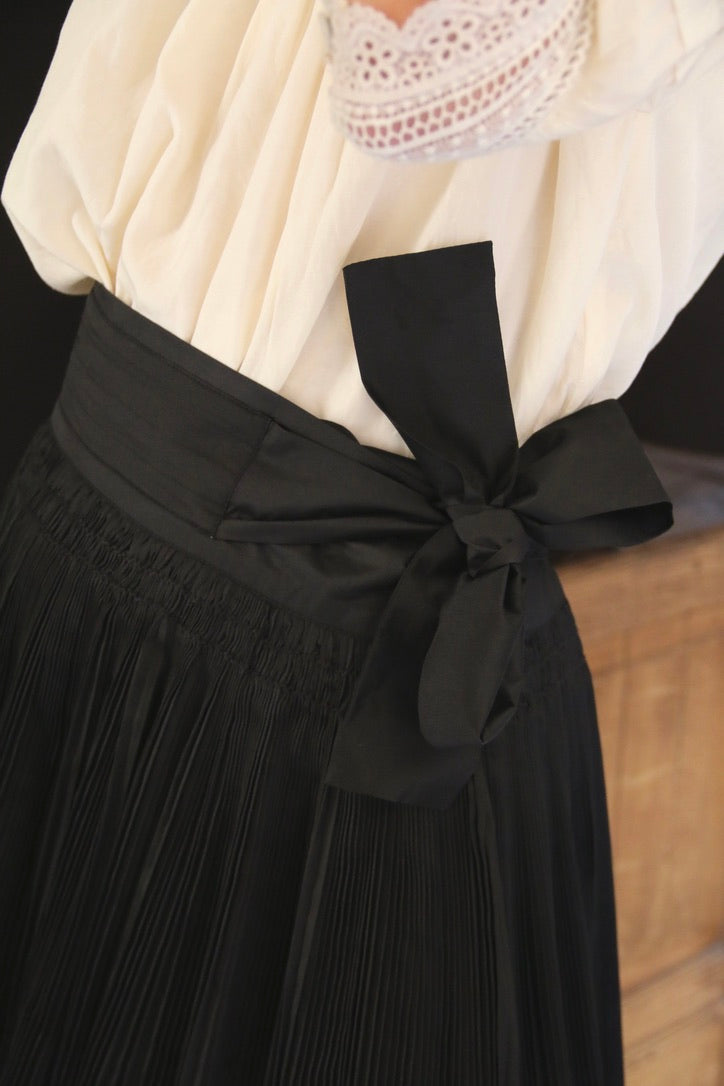 Sunflower pleated skirt black taffeta