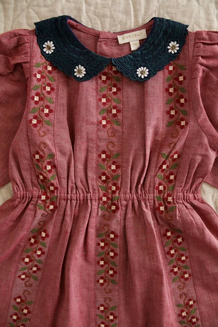 Robe brodée rouge chambray