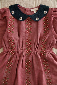 Robe brodée rouge chambray
