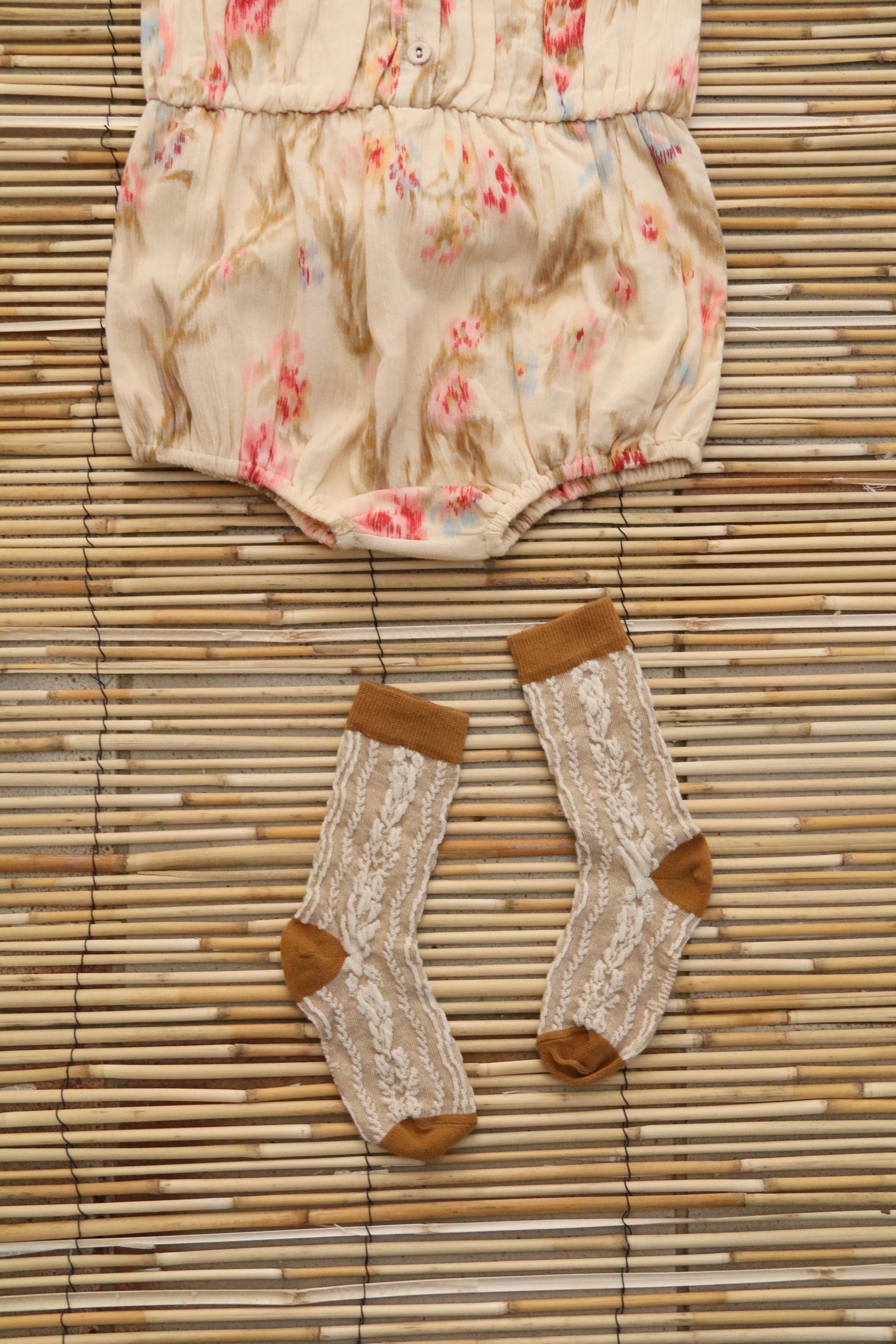 Chaussette torsade de fleurs caramel