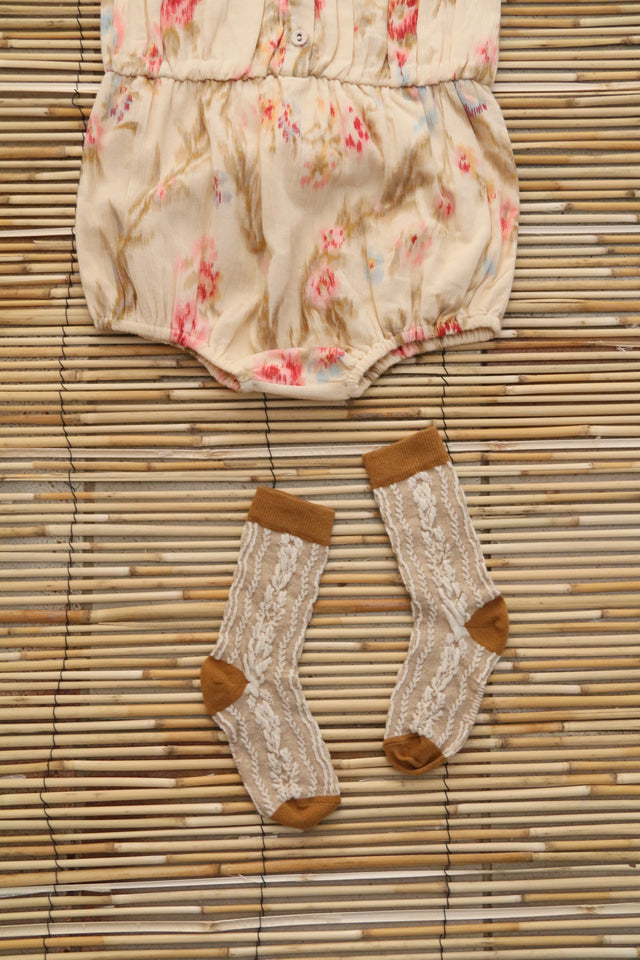 Chaussette torsade de fleurs caramel