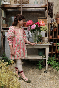 Pink wallpaper tunic and its matching hair clip