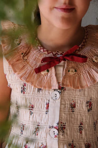 Tunique grande collerette et barrette noeud pour les cheveux