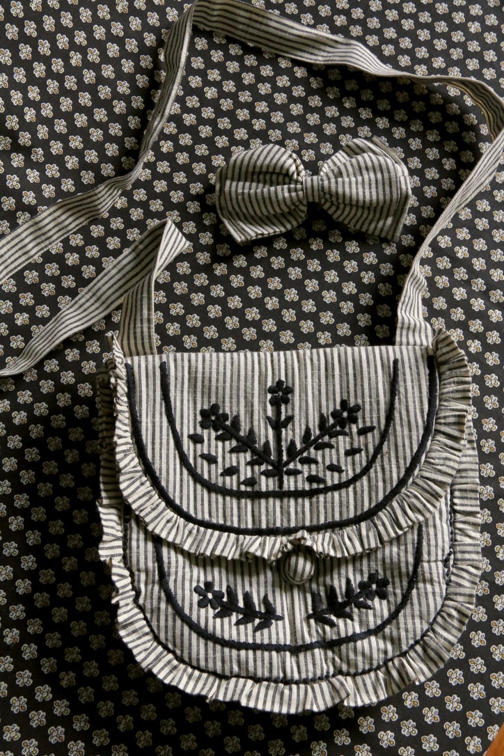 Ensemble small embroidered bag and bow hair clip