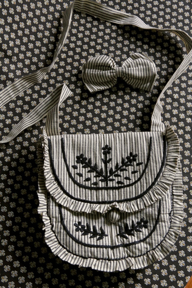 Ensemble small embroidered bag and bow hair clip