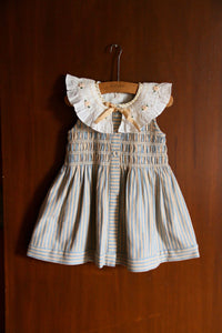 Tunic with large ruffled collar and bow hair clip