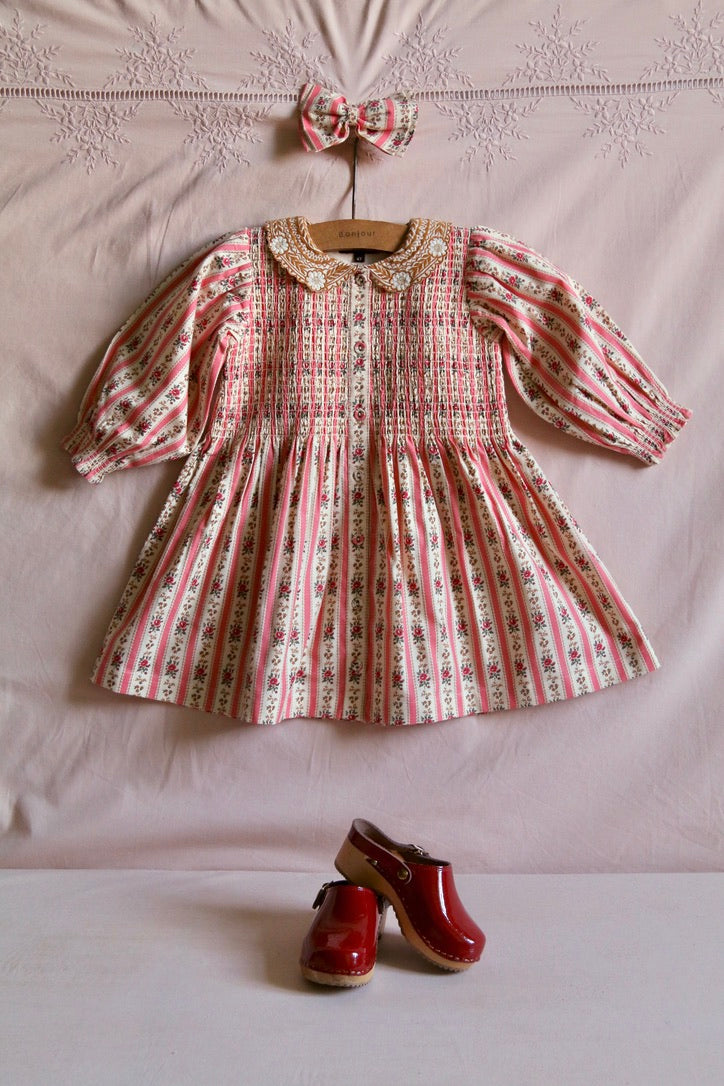 Pink wallpaper tunic and its matching hair clip