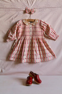 Pink wallpaper tunic and its matching hair clip