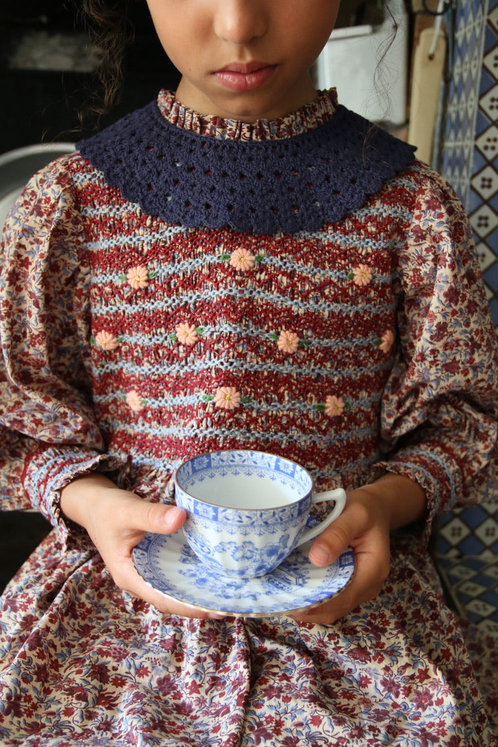 Blouse à smocks champ de fleurs et son col crochet