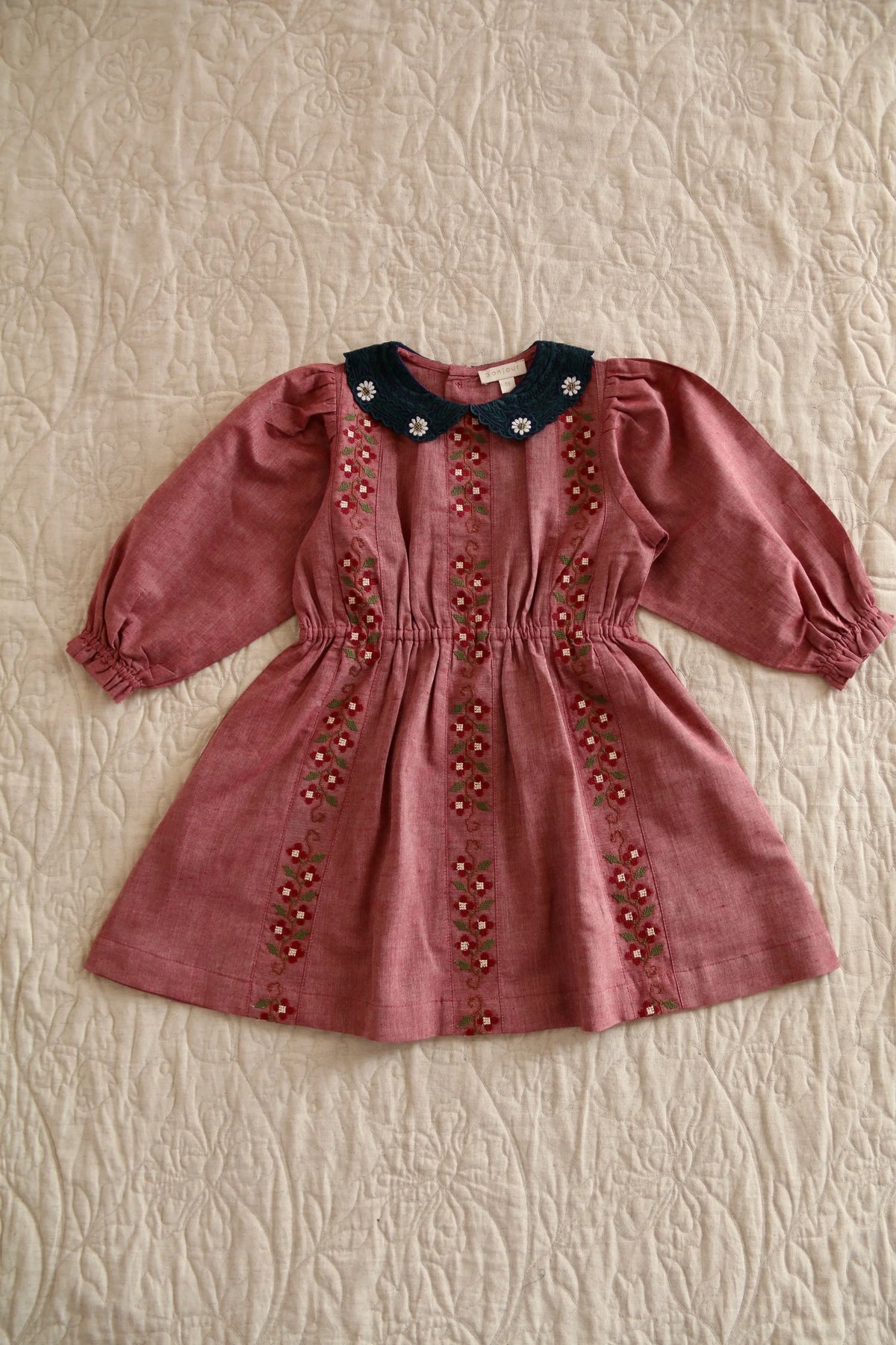 Robe brodée rouge chambray