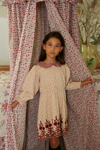 Robe rayée brodée