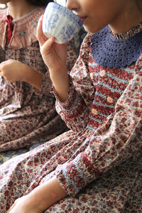 Blouse à smocks champ de fleurs et son col crochet