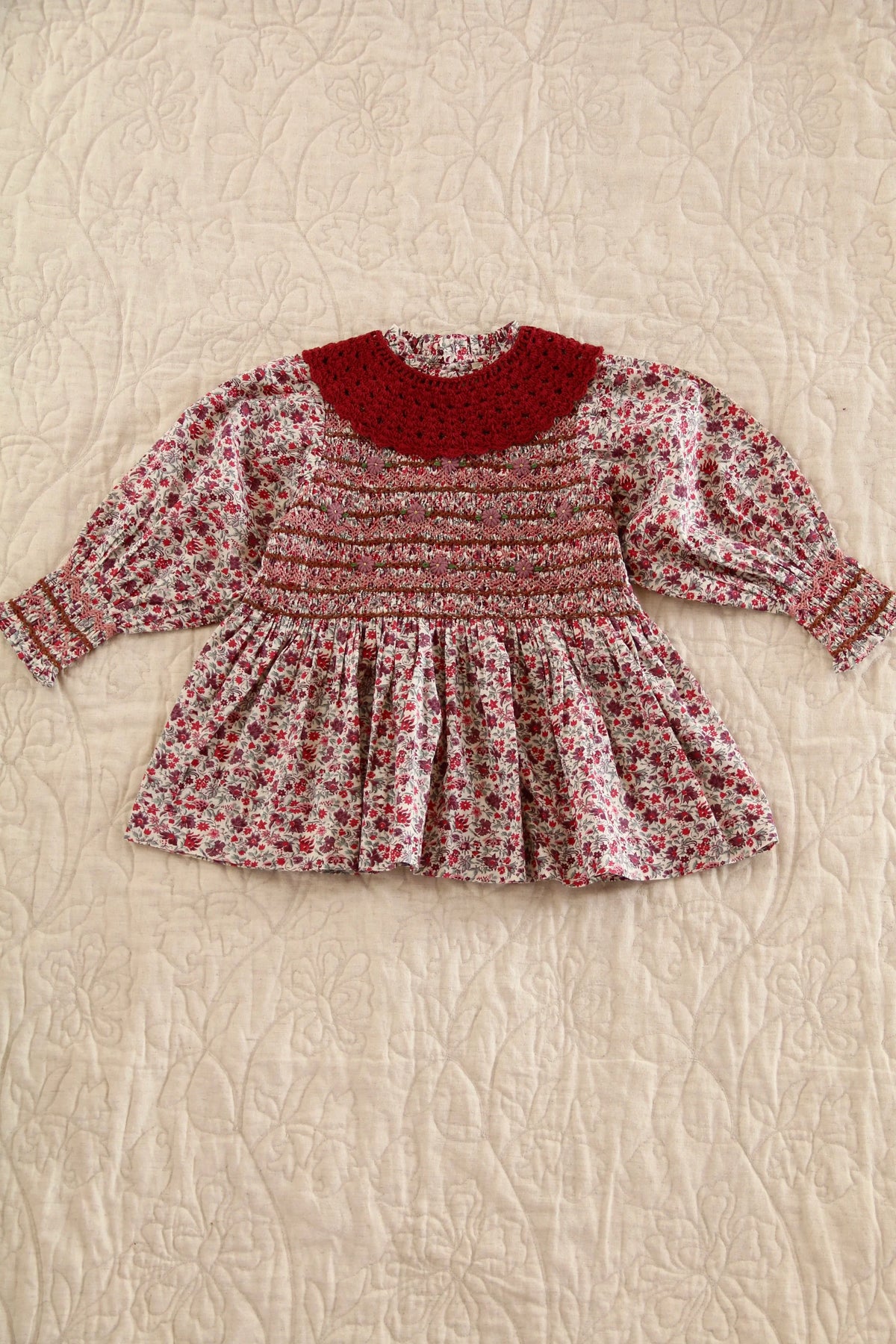 Blouse à smocks champ de fleurs et son col crochet